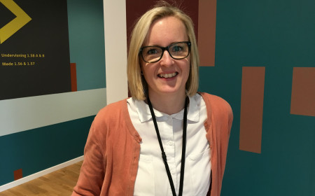 Foto af administrationsbachelorstuderende i job