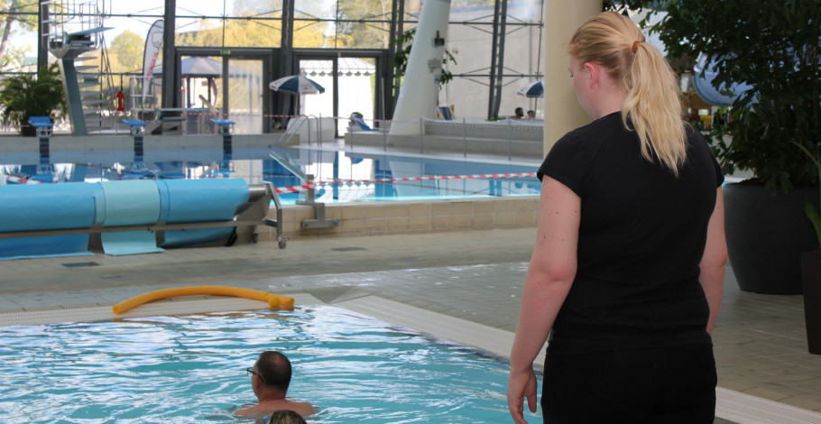 Mia, der er i gang med at undervise holddeltagerne