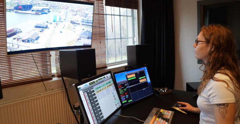 Laura Ejdrup Hesseldahl i ét af Mainstreams lydstudier.
