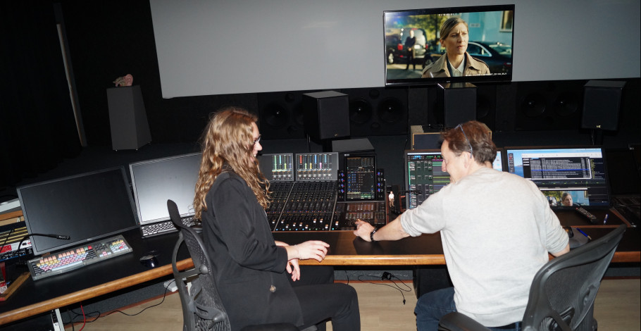 Laura Ejdrup Hesseldahl og Hans Møller i et af Mainstreams lydstudier.