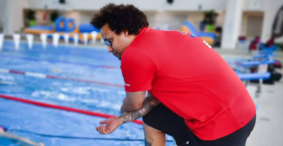 Marco foran poolen i svømmehallen, hvor han arbejder som svømmetræner.