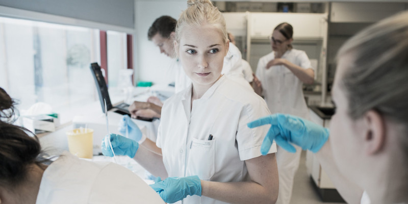 Bioanalytikerstuderende i laboratoriet Bioanalytikerstuderende i laboratoriet