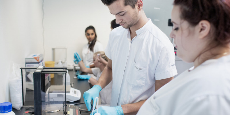 Bioanalytikerstuderende i laboratoriet Bioanalytikerstuderende i laboratoriet