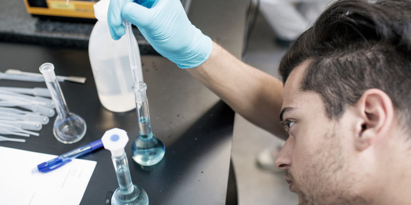 Bioanalytikerstuderende i laboratoriet Bioanalytikerstuderende i laboratoriet